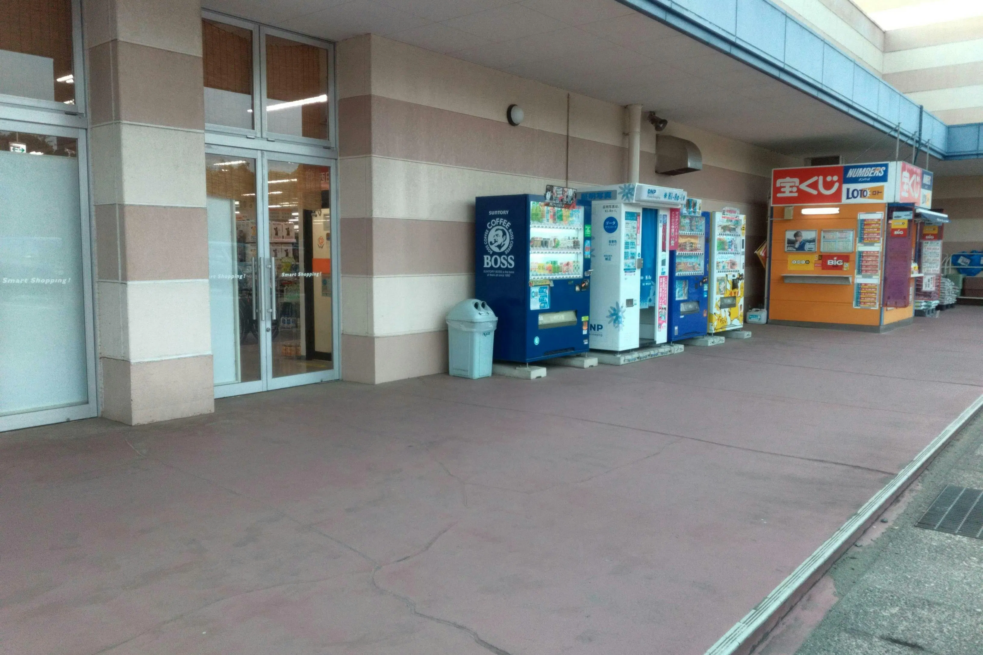 【ミスターマックス 宗像店】宝くじ・自販機の左側 物販用途に最適な総合ディスカウントストアの催事イベントスペース