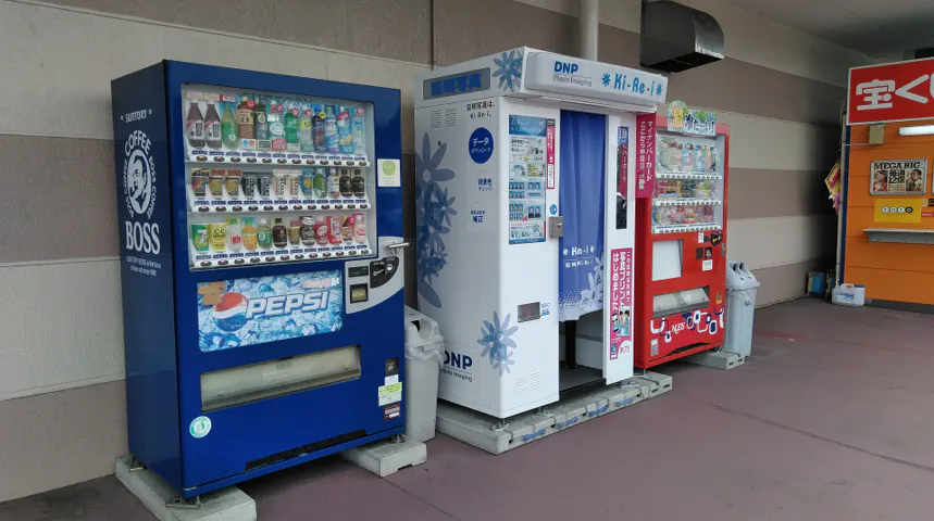 【ミスターマックス 宗像店】宝くじ・自販機の左側 物販用途に最適な総合ディスカウントストアの催事イベントスペース