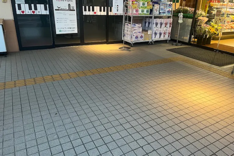 【フレスタ口田南店】プロモーションイベントに利用可能な軒下②スペースの画像1