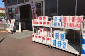 【西友 逗子ハイランド店】1F店頭入口横 軒下(屋根あり) プロモーションやキッチンカー、物販、食物販のポップアップストアに最適なスーパーの屋外催事イベントスペース