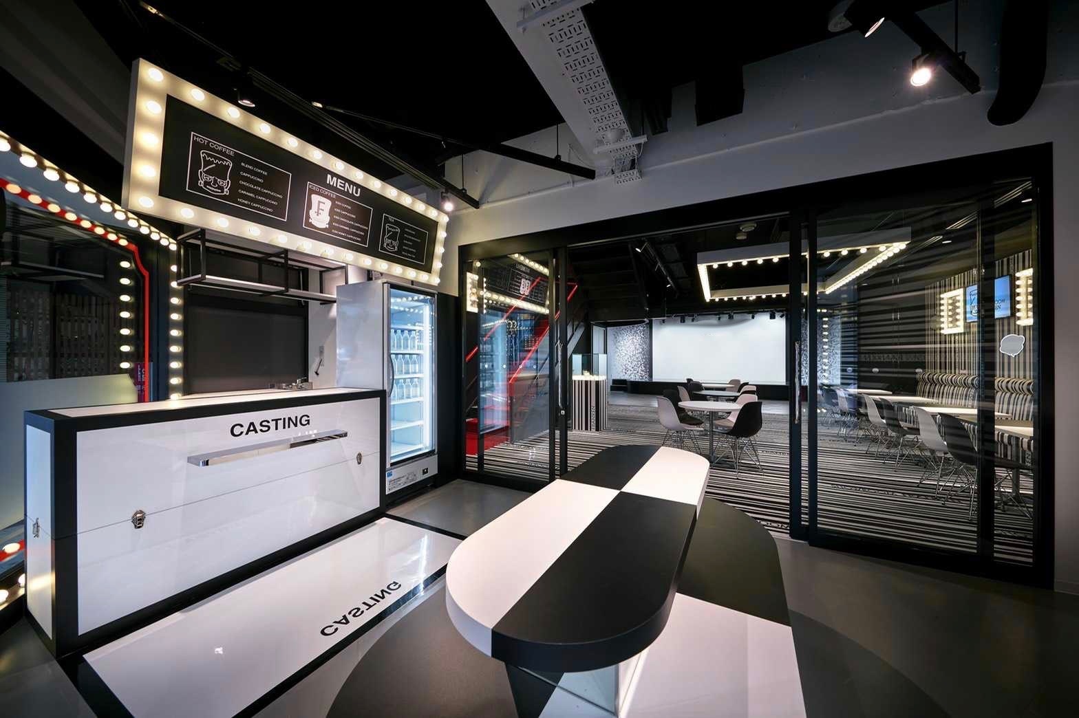 1Fは白と黒を基調としたモダンなデザインとなっており、アパレルをはじめとした展示会や物販に最適です。