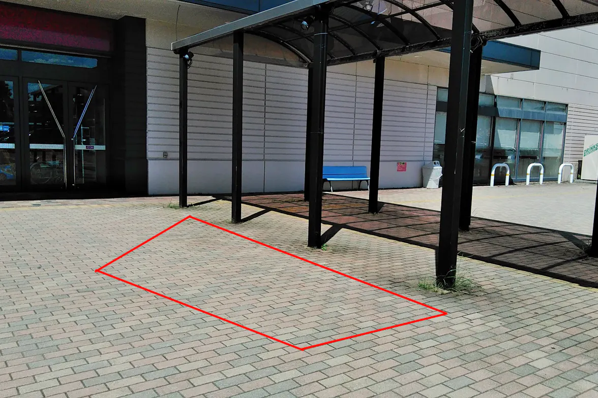 【イオン横手店】キッチンカーや食物販に最適な施設南側の出入口付近の屋外イベントスペース