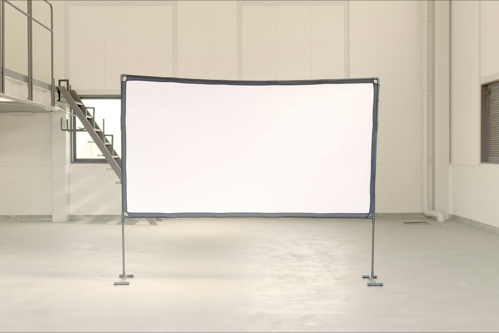 備品:プロジェクター用スクリーン
