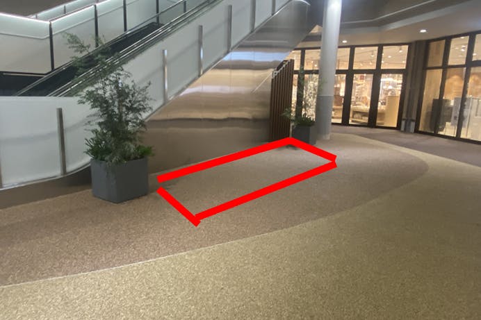 【イオンタウン旭】プロモーションイベントや各種物販に適した地域密着型のショッピングモール屋外にある軒下エスカレーター横のイベントスペース②