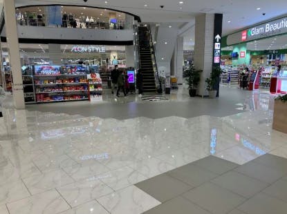 【イオンモール白山】モール内広告 床ステッカー（グラムビューティーク前）の画像