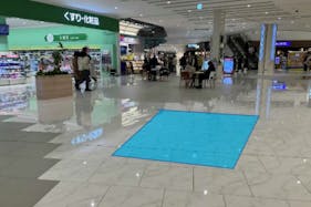 【イオンモール白山】モール内広告 床ステッカー(グラムビューティーク前)