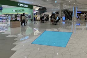 【イオンモール白山】モール内広告 床ステッカー(グラムビューティーク前)