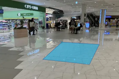 【イオンモール白山】モール内広告 床ステッカー(グラムビューティーク前)