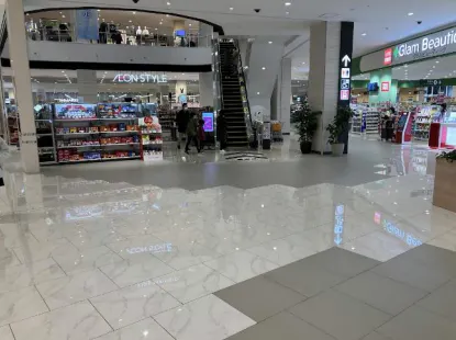 【イオンモール白山】モール内広告 床ステッカー（グラムビューティーク前）の画像