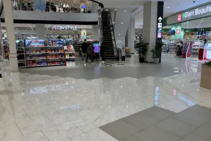 【イオンモール白山】モール内広告 床ステッカー(グラムビューティーク前)