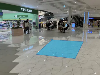 【イオンモール白山】モール内広告 床ステッカー(グラムビューティーク前)