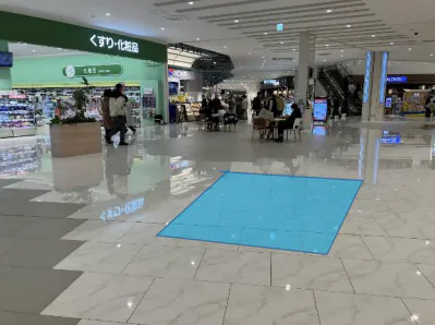 【イオンモール白山】モール内広告 床ステッカー(グラムビューティーク前)