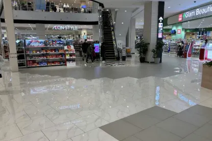 【イオンモール白山】モール内広告 床ステッカー(グラムビューティーク前)