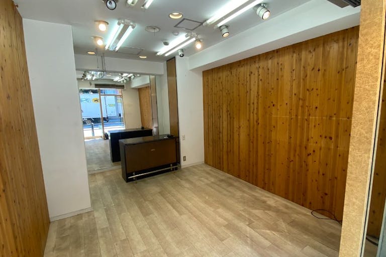 木を基調とした明るい室内です