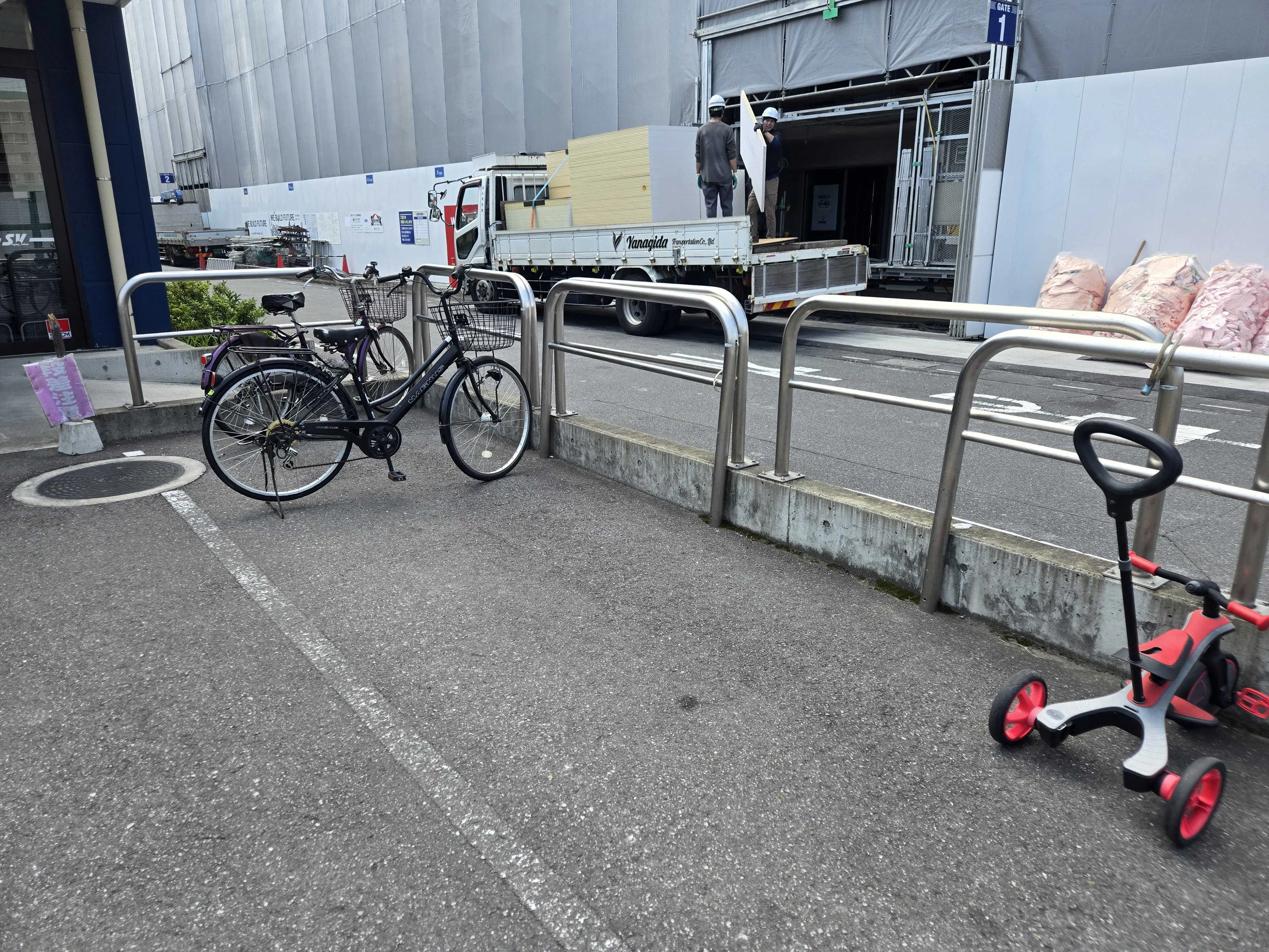 【スーパーバリュー 南浦和店】駐輪場 キッチンカー出店に最適なスーパーマーケットの屋外催事イベントスペース