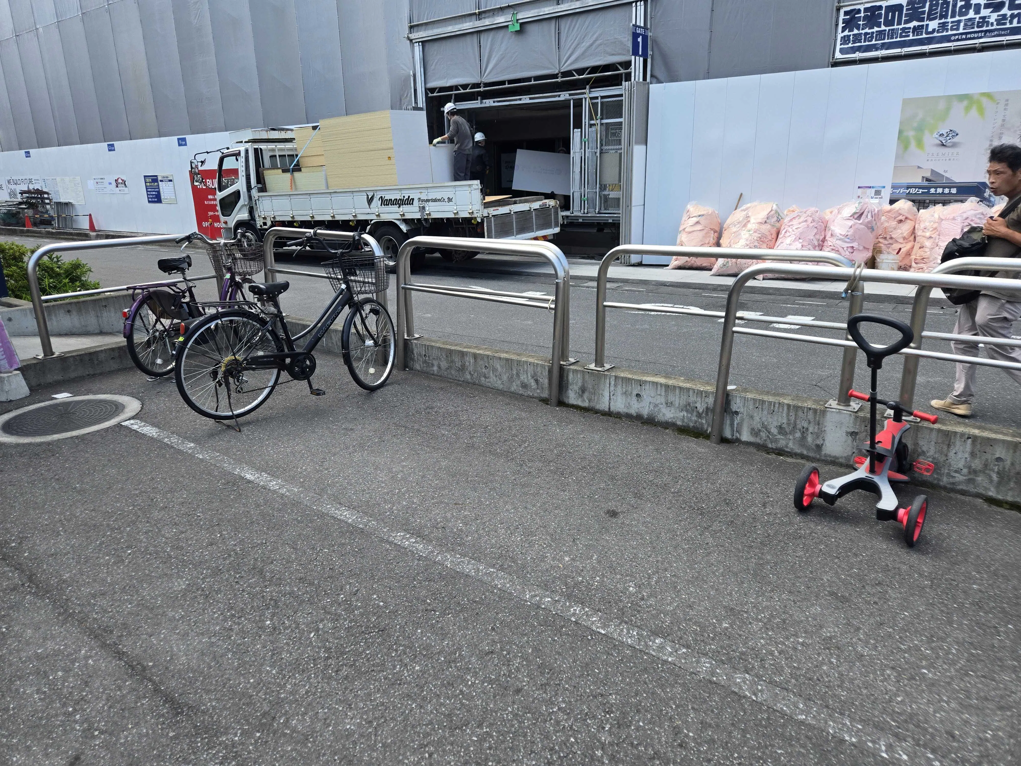 【スーパーバリュー 南浦和店】駐輪場 キッチンカー出店に最適なスーパーマーケットの屋外催事イベントスペース