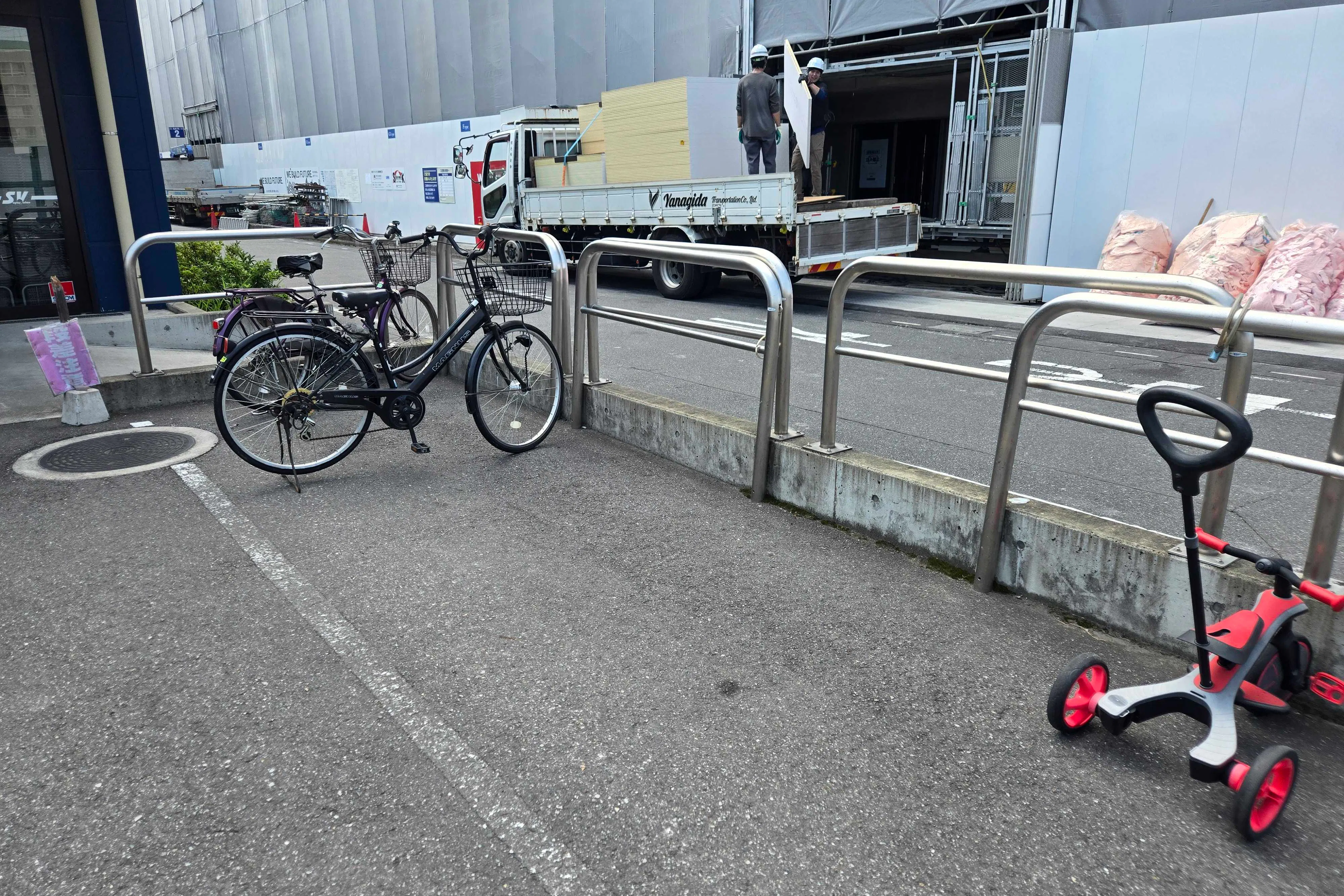 【スーパーバリュー 南浦和店】駐輪場 キッチンカー出店に最適なスーパーマーケットの屋外催事イベントスペース