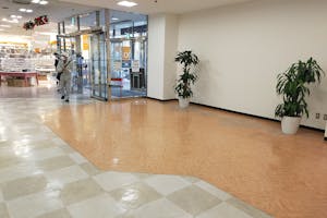 【パティオ本八幡】ファッション・アパレル関連のポップアップストアやプロモーションイベントに最適な地域密着型商業施設の1階にある正面入口前のイベントスペース