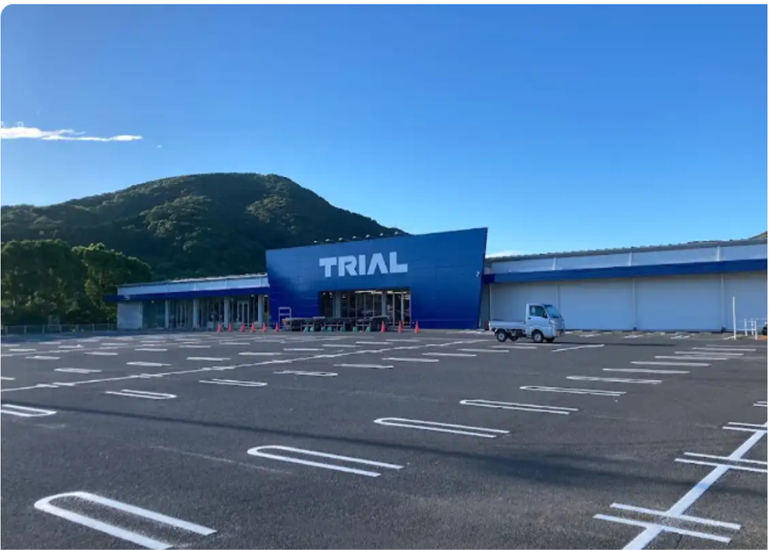 スーパーセンタートライアル諫早店 キッチンカーの出店が可能な屋外スペース 右 ショップカウンター