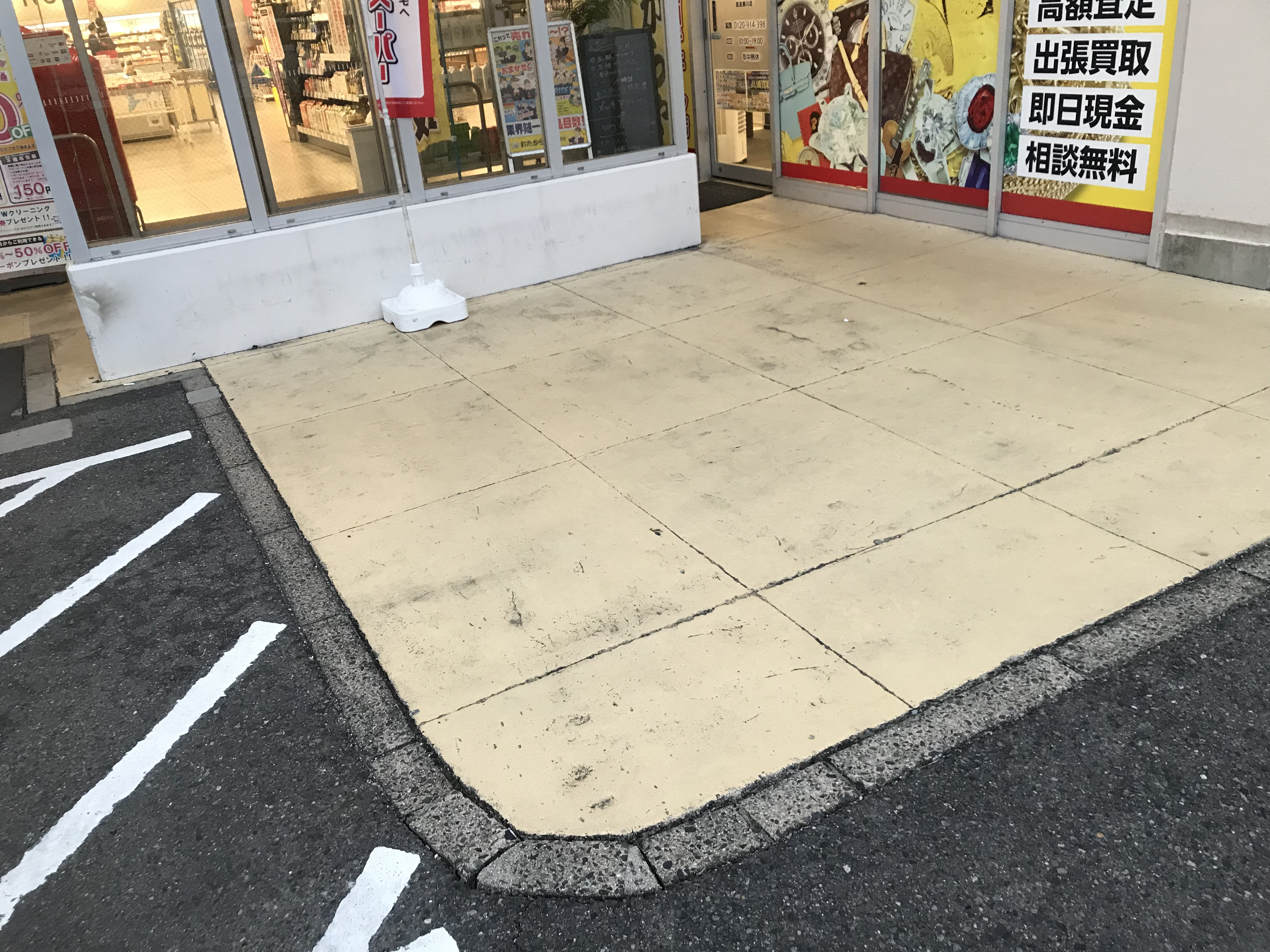 【西友　勝川店】＜料金改定：お値下げしました＞ 1F入口横東側屋外　プロモーション用途や物販、食物販のポップアップストアに最適なスーパーの屋外催事イベントスペース