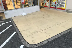 【西友 勝川店】<料金改定:お値下げしました> 1F入口横東側屋外 プロモーション用途や物販、食物販のポップアップストアに最適なスーパーの屋外催事イベントスペース