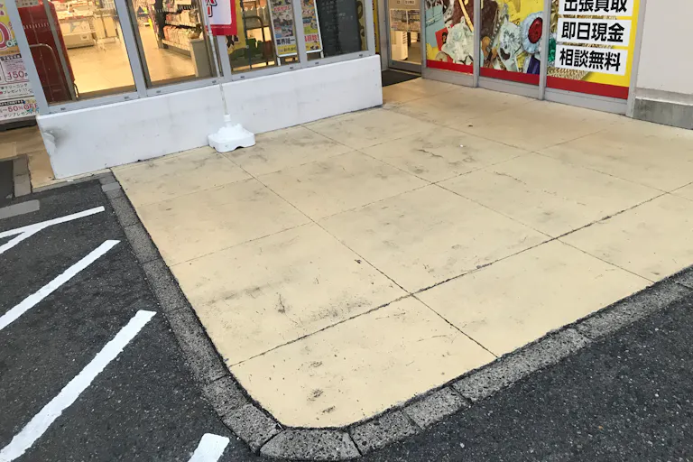 【西友 勝川店】<料金改定:お値下げしました> 1F入口横東側屋外 プロモーション用途や物販、食物販のポップアップストアに最適なスーパーの屋外催事イベントスペースの画像2