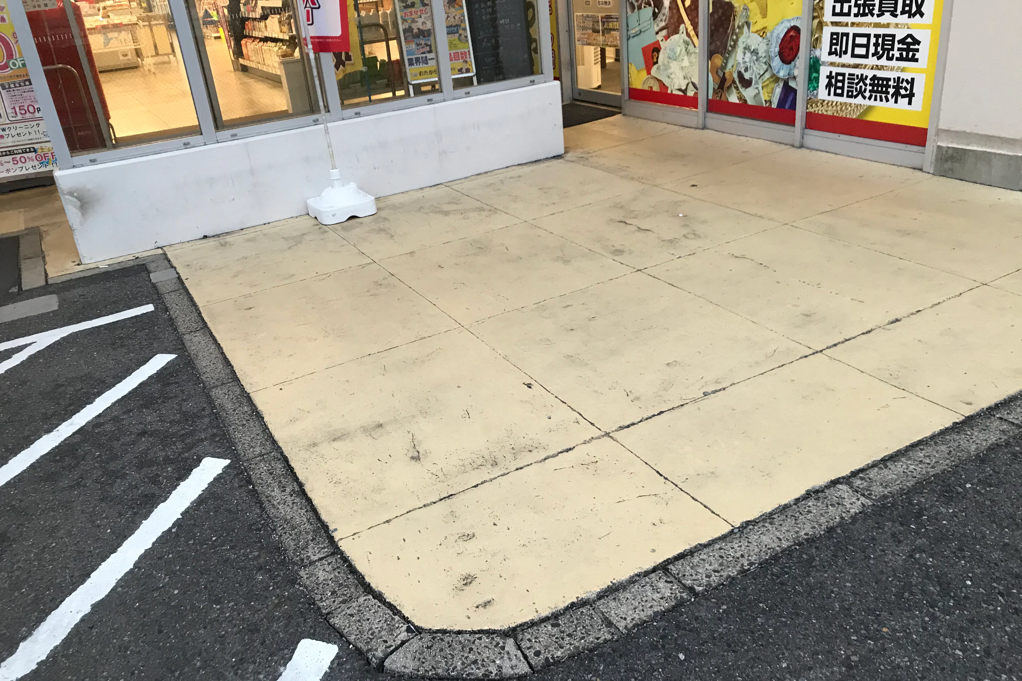 【西友 勝川店】<料金改定:お値下げしました> 1F入口横東側屋外 プロモーション用途や物販、食物販のポップアップストアに最適なスーパーの屋外催事イベントスペース