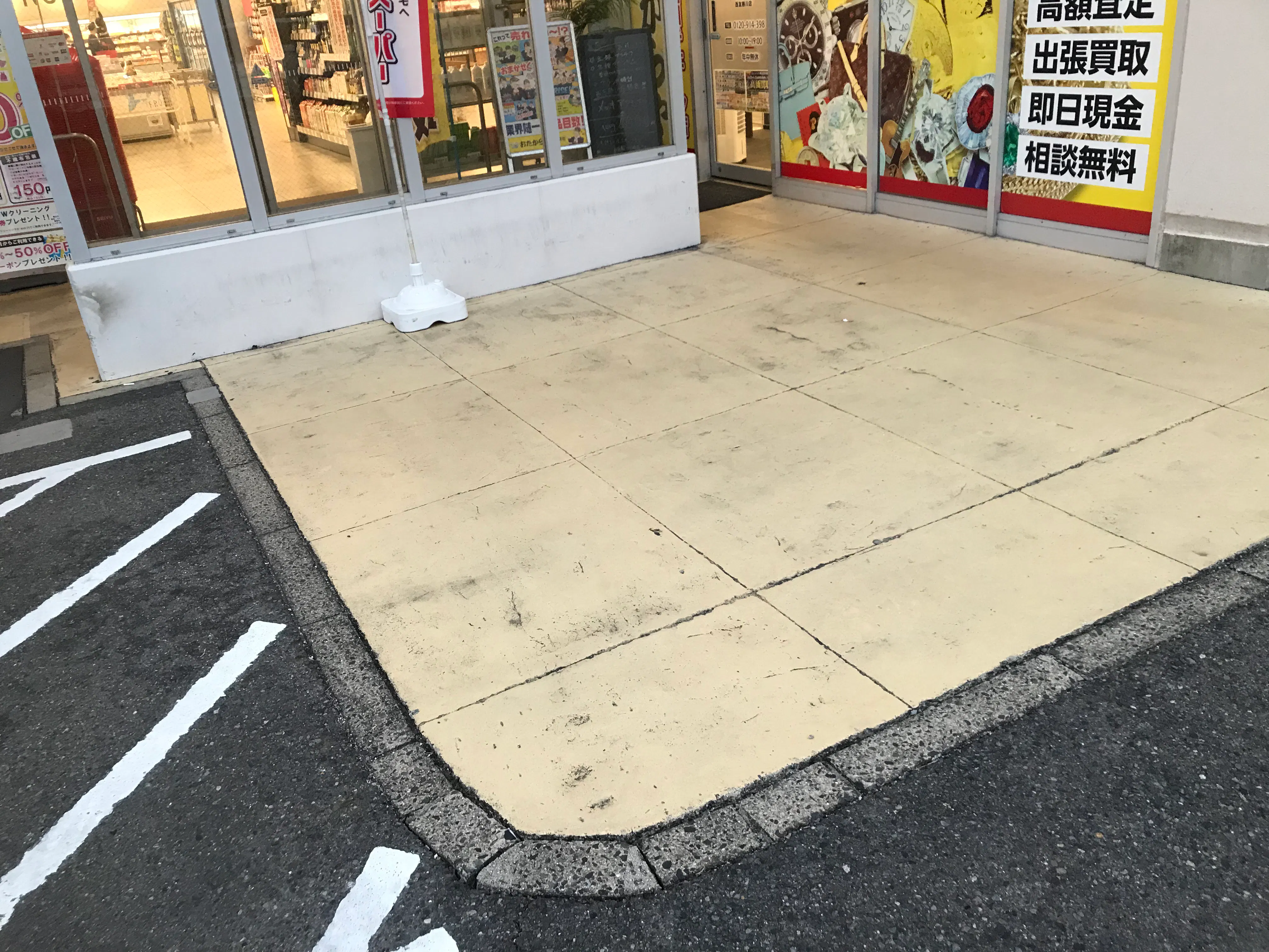 【西友 勝川店】<料金改定:お値下げしました> 1F入口横東側屋外 プロモーション用途や物販、食物販のポップアップストアに最適なスーパーの屋外催事イベントスペース