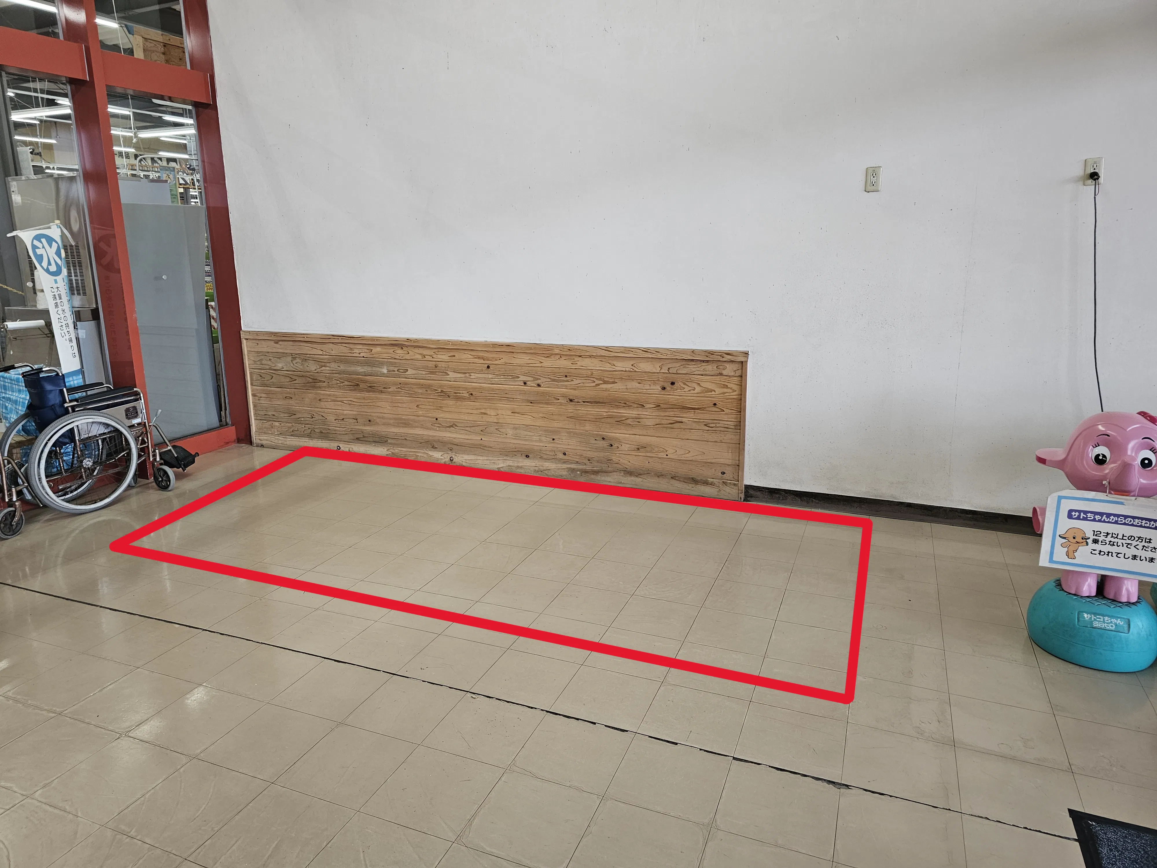 【AZマキオかわなべ店】販促プロモーションに最適な店舗入口風除室スペースの画像