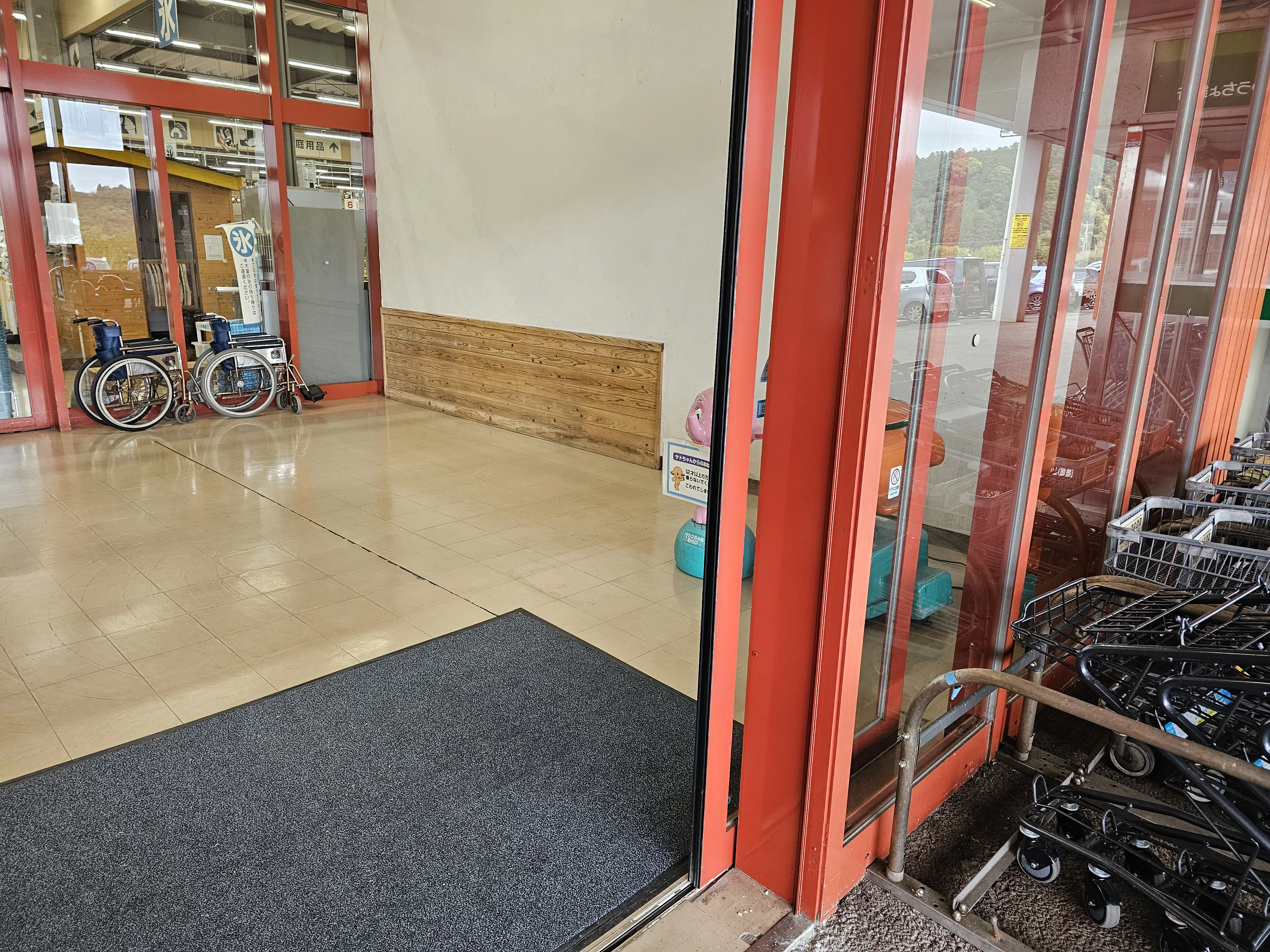 【AZマキオかわなべ店】販促プロモーションに最適な店舗入口風除室スペース