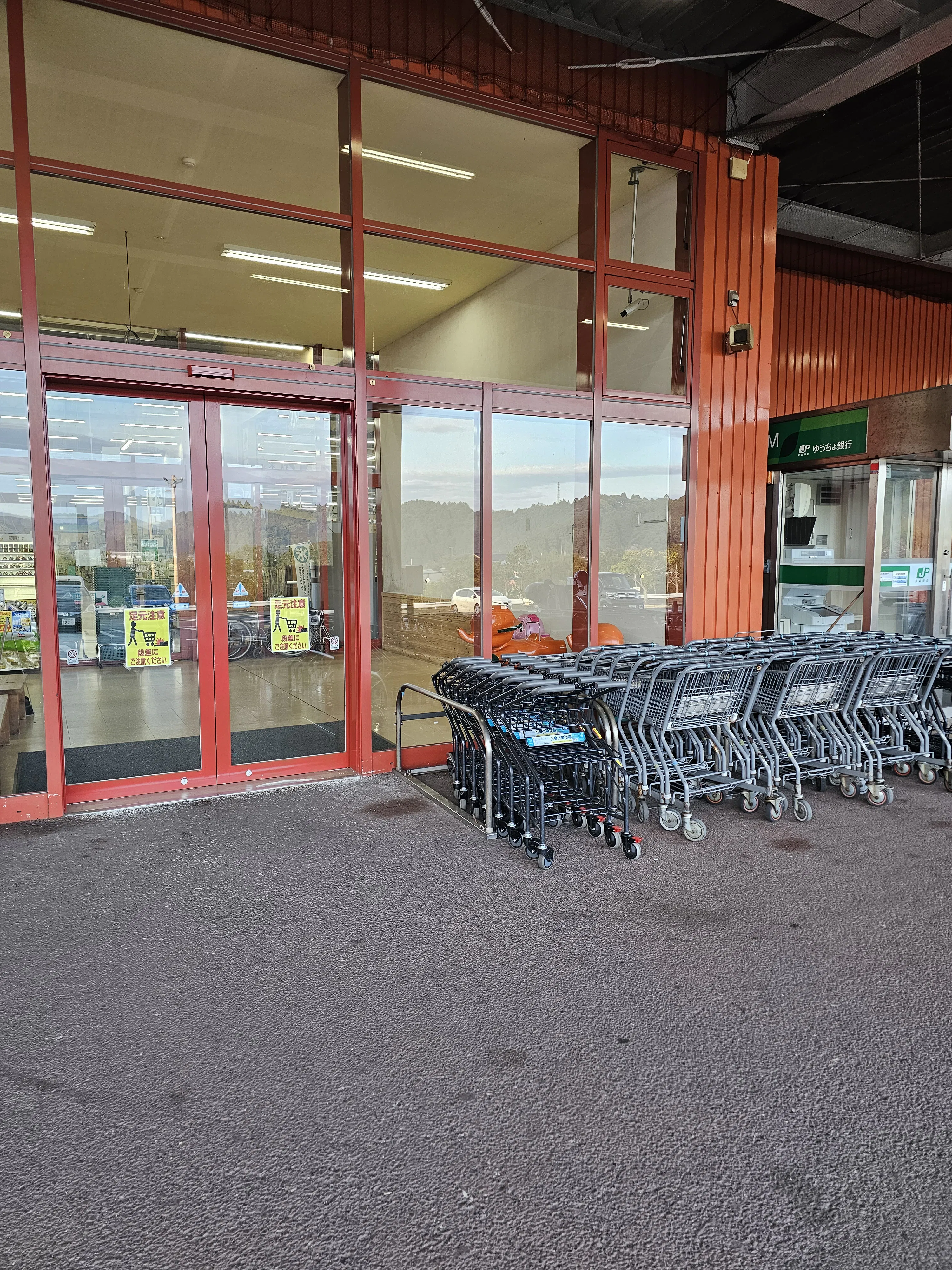 【AZマキオかわなべ店】販促プロモーションに最適な店舗入口風除室スペース