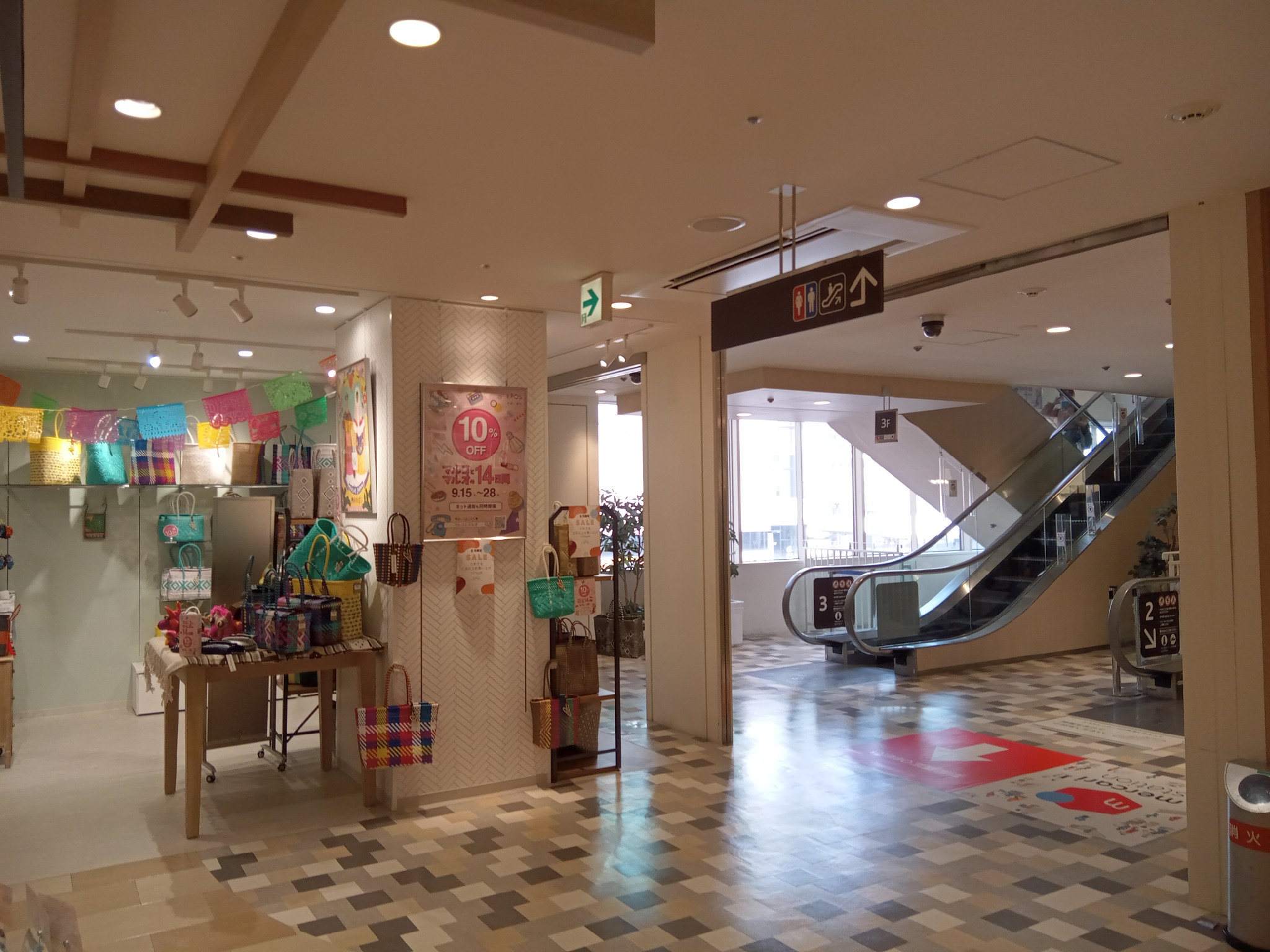 上り・下りエスカレーター前に位置しておりトラフィックの多い区画です