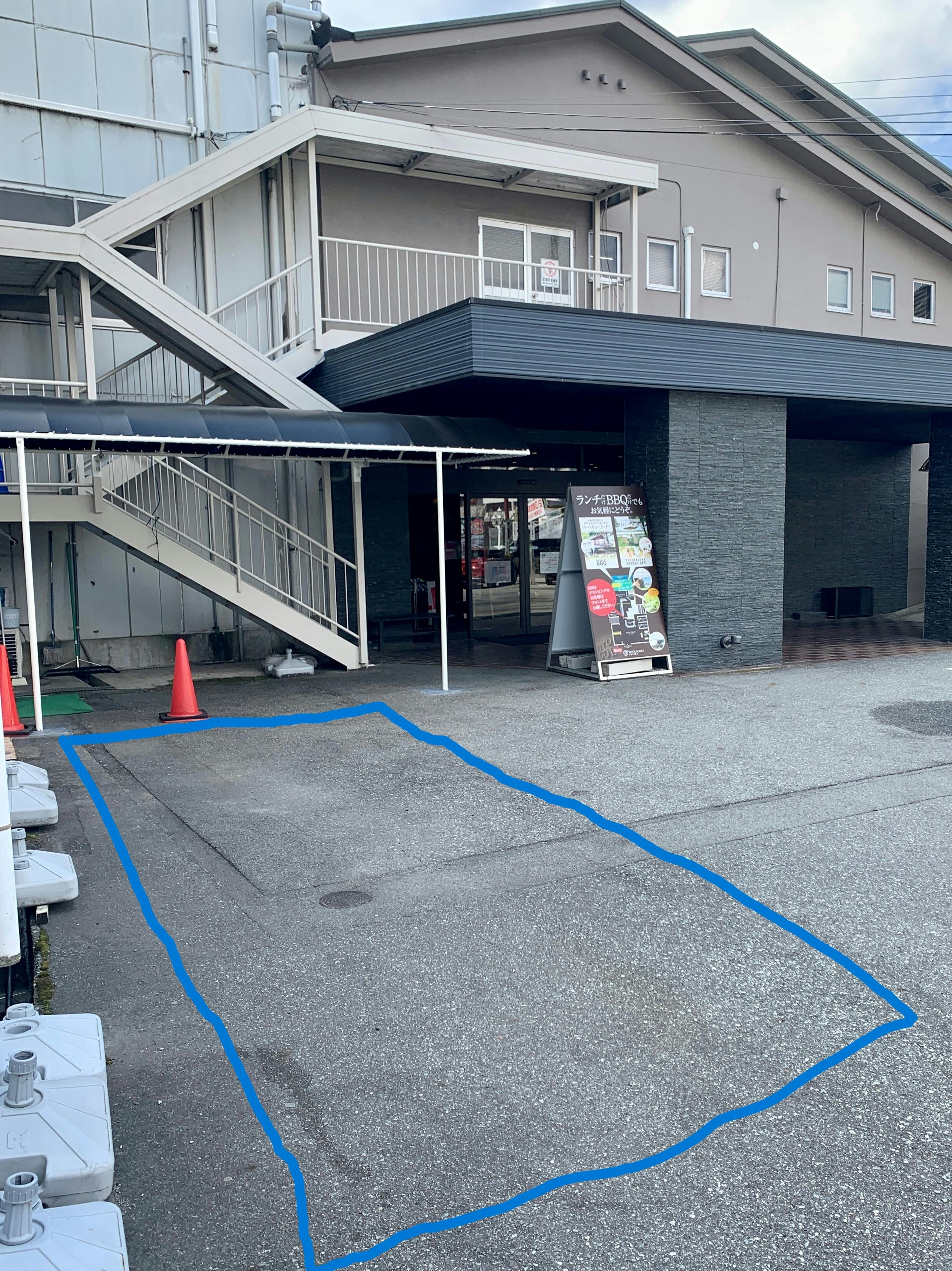 駐車場の一角。正面玄関すぐ脇