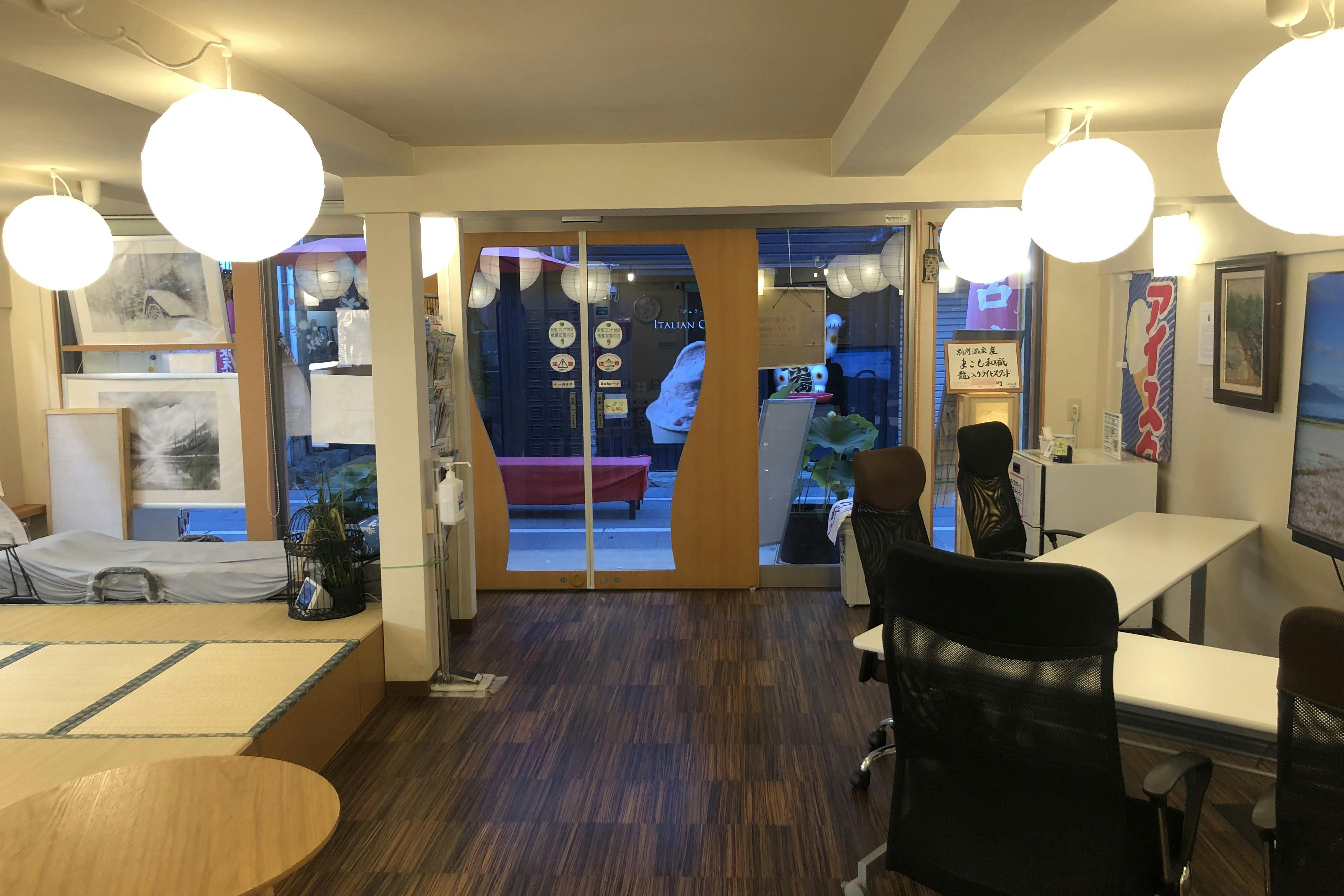 店舗内(奥から入口方向)