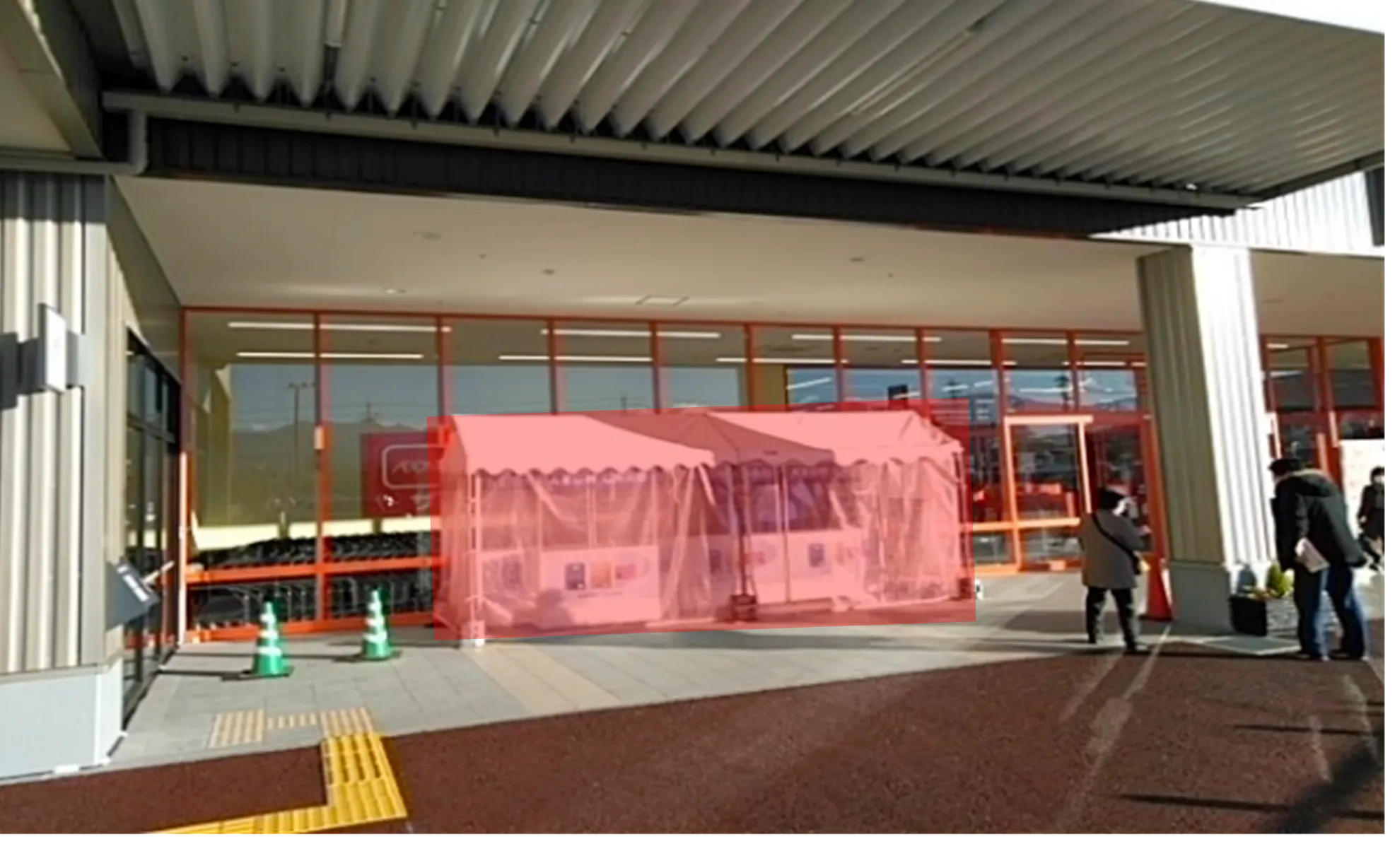 【イオンタウン松本村井】各種物販イベントやプロモーションイベントに最適な通行量の多い商業施設入口軒下のイベントスペース