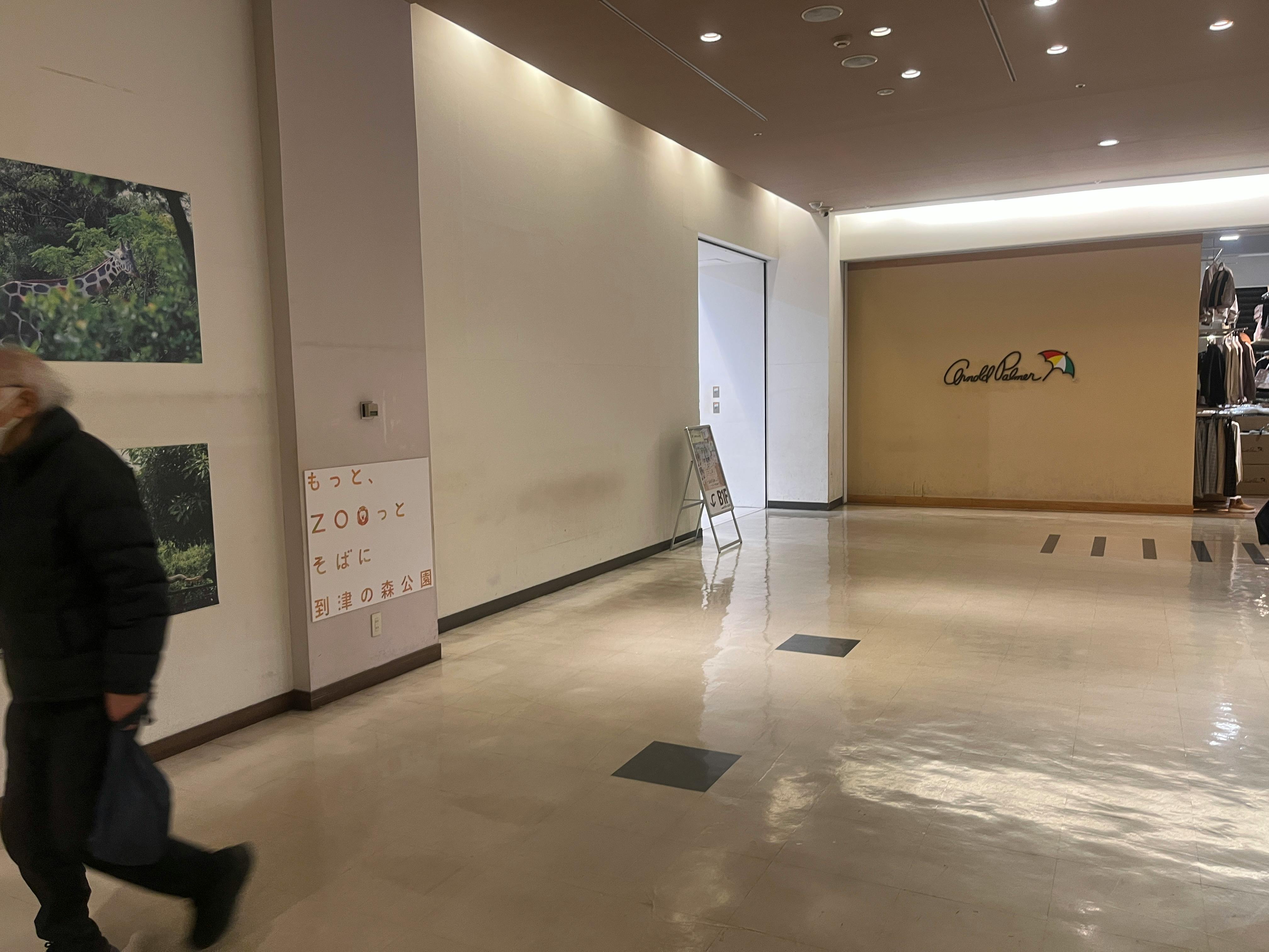 【リバーウォーク北九州】物販やプロモーションに利用可能な1階エスカレーター横のL字型スペース(館内)