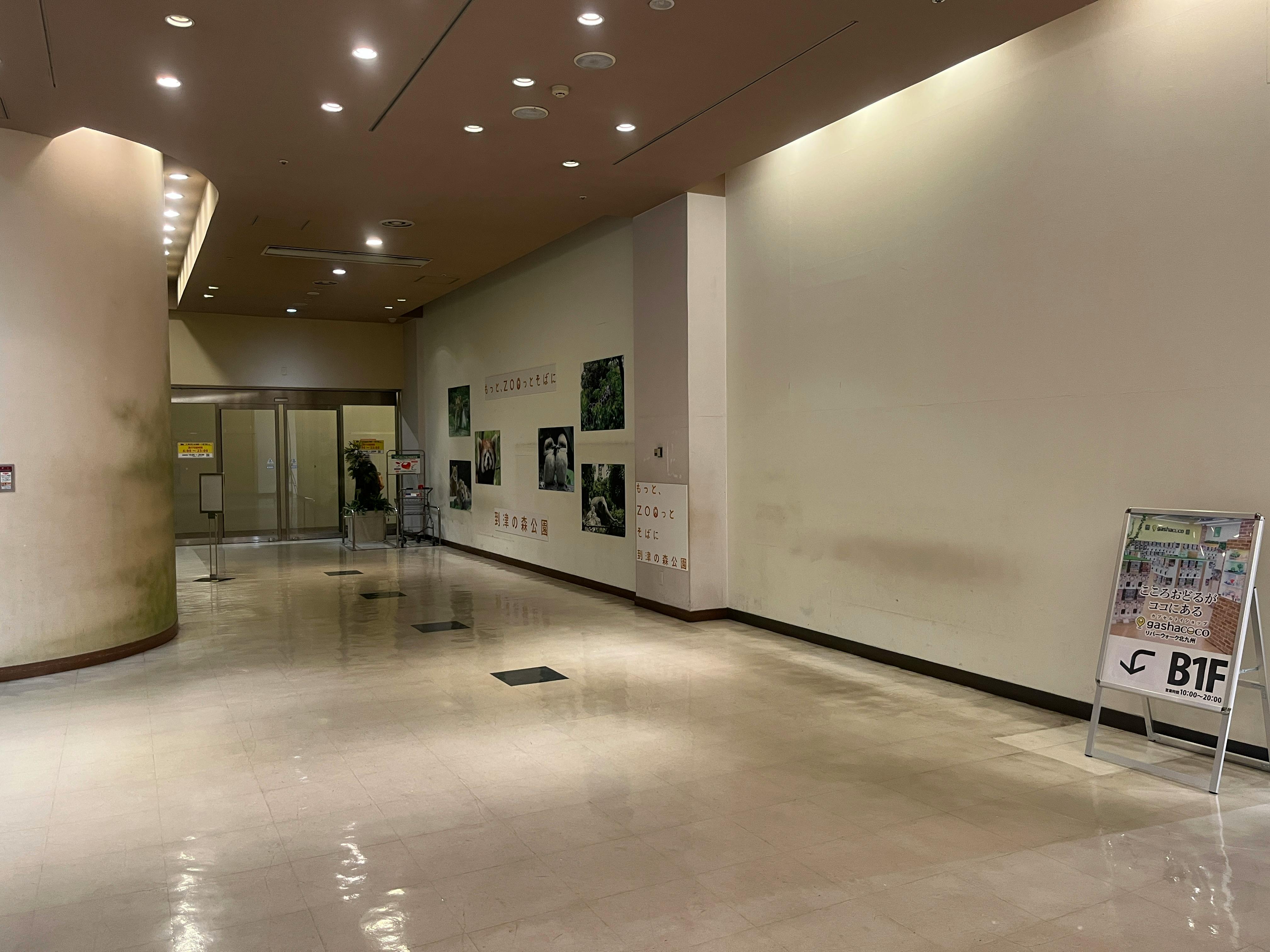 【リバーウォーク北九州】物販やプロモーションに利用可能な1階エスカレーター横のL字型スペース（館内）