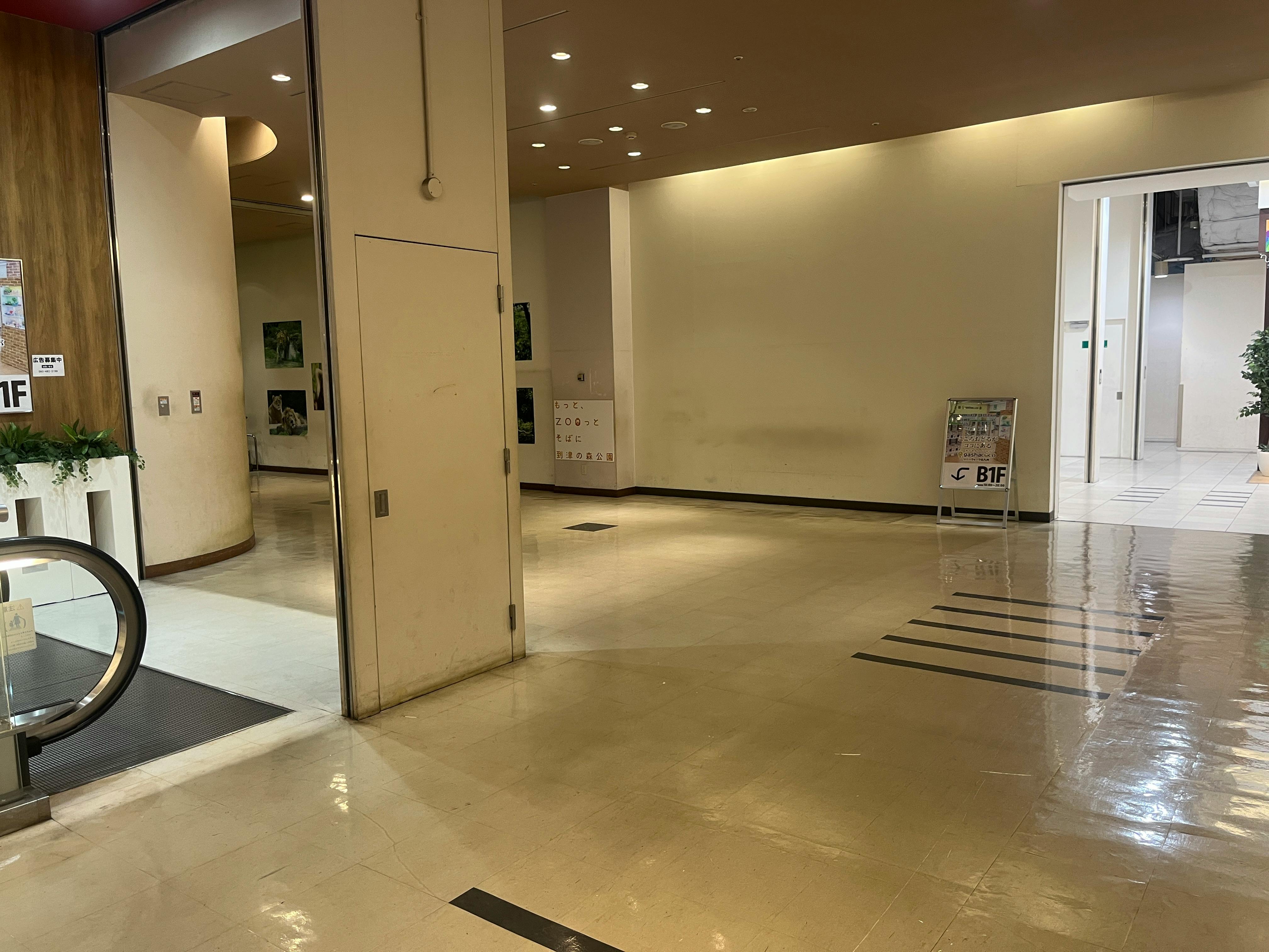 【リバーウォーク北九州】物販やプロモーションに利用可能な1階エスカレーター横のL字型スペース(館内)