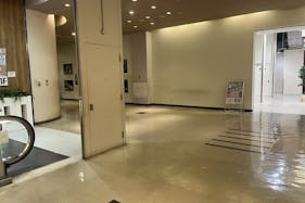 【リバーウォーク北九州】物販やプロモーションに利用可能な1階エスカレーター横のL字型スペース(館内)