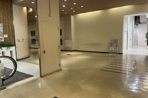 【リバーウォーク北九州】物販やプロモーションに利用可能な1階エスカレーター横のL字型スペース(館内)