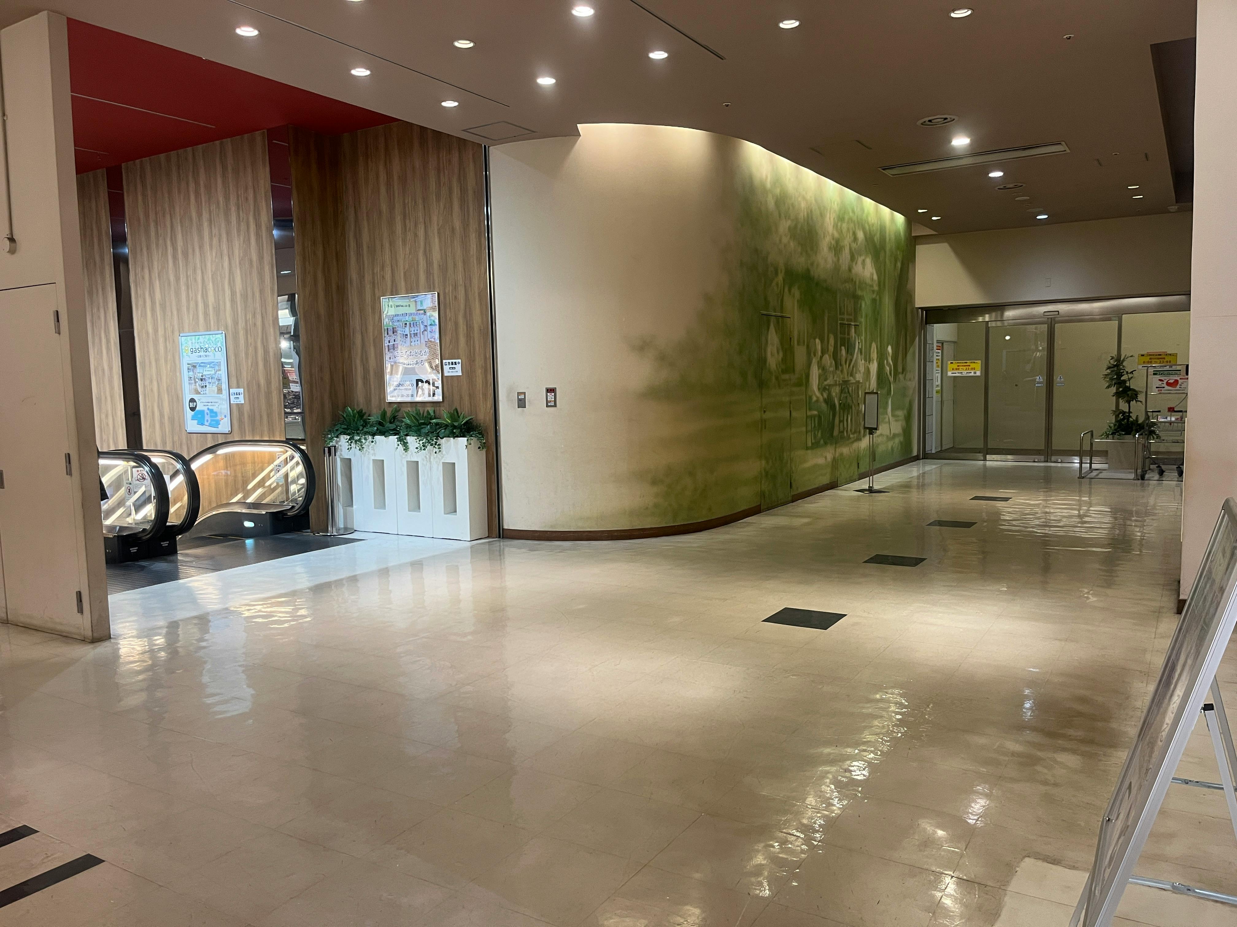 【リバーウォーク北九州】物販やプロモーションに利用可能な1階エスカレーター横のL字型スペース（館内）