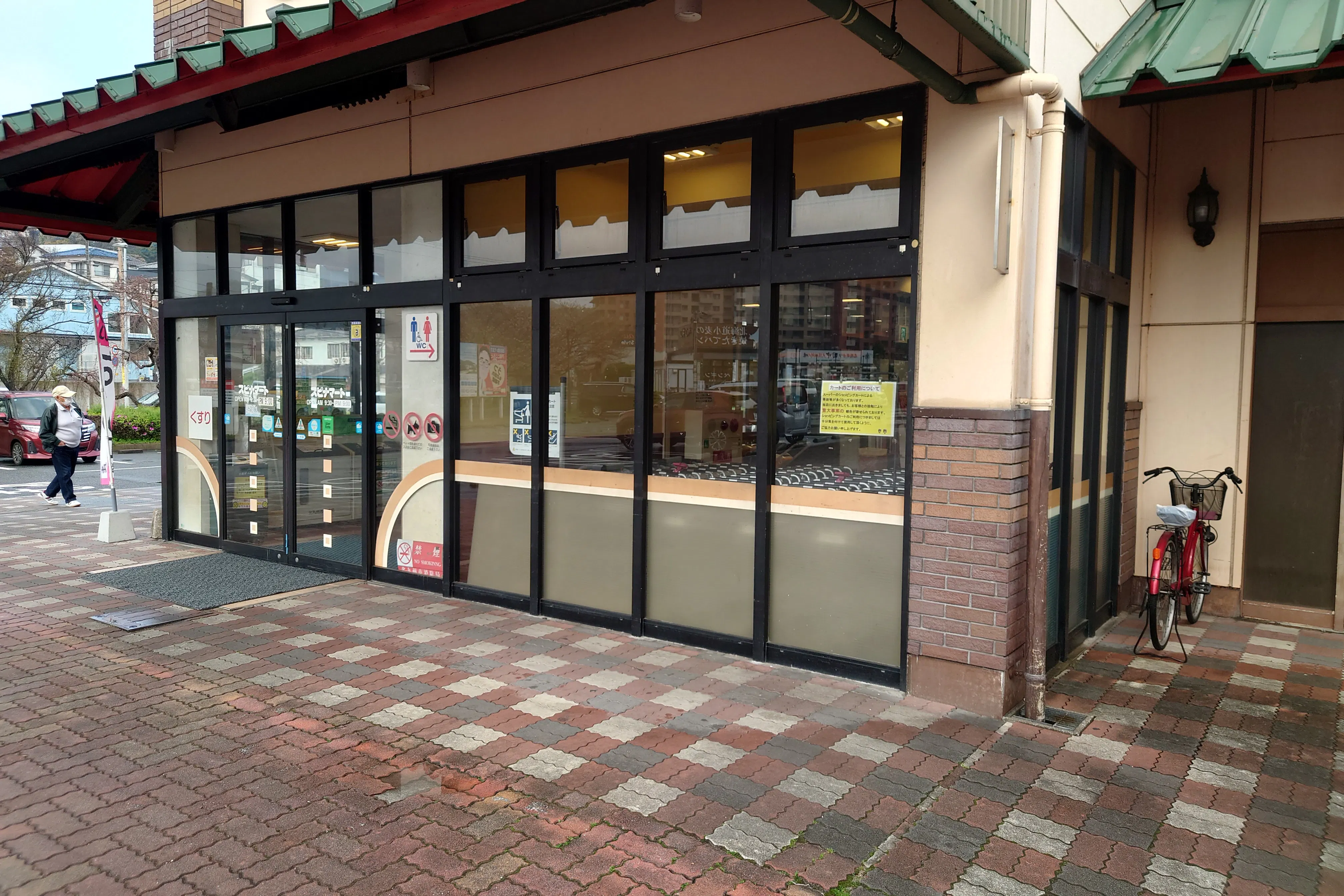 【スピナマート鞘ヶ谷店】宝くじ売り場側 キッチンカー出店に最適なスーパー屋外催事イベントスペース
