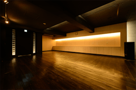 【祐天寺駅7分】展示会場やワークショップに最適な黒が基調のシックな防音室かつ充実の音響設備のあるイベントスペース