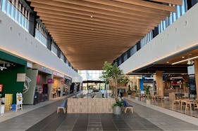 【THE OUTLETS KITAKYUSHU】【入り口】フードフォレスト前(GODIVA側)