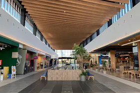 【THE OUTLETS KITAKYUSHU】【入り口】フードフォレスト前(GODIVA側)