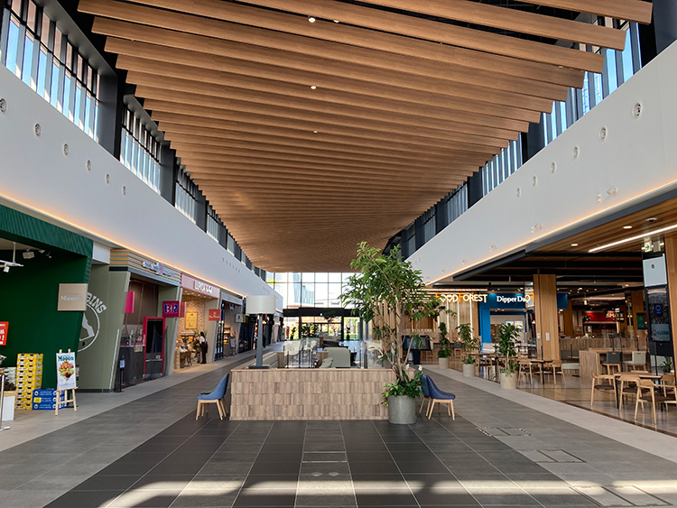 【THE OUTLETS KITAKYUSHU】【入り口】フードフォレスト前（GODIVA側）