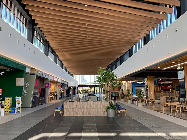 【THE OUTLETS KITAKYUSHU】【入り口】フードフォレスト前(GODIVA側)