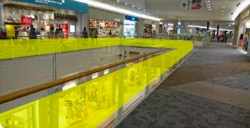 【イオンモール草津】モール内広告 吹き抜けガラスの画像