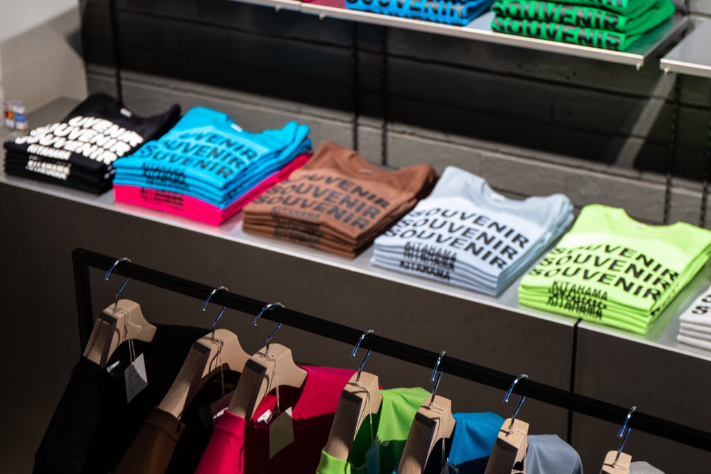 利用事例)平置き、ラック掛け、どちらも可能です。Tシャツ・スウェットなど約40着を展示。