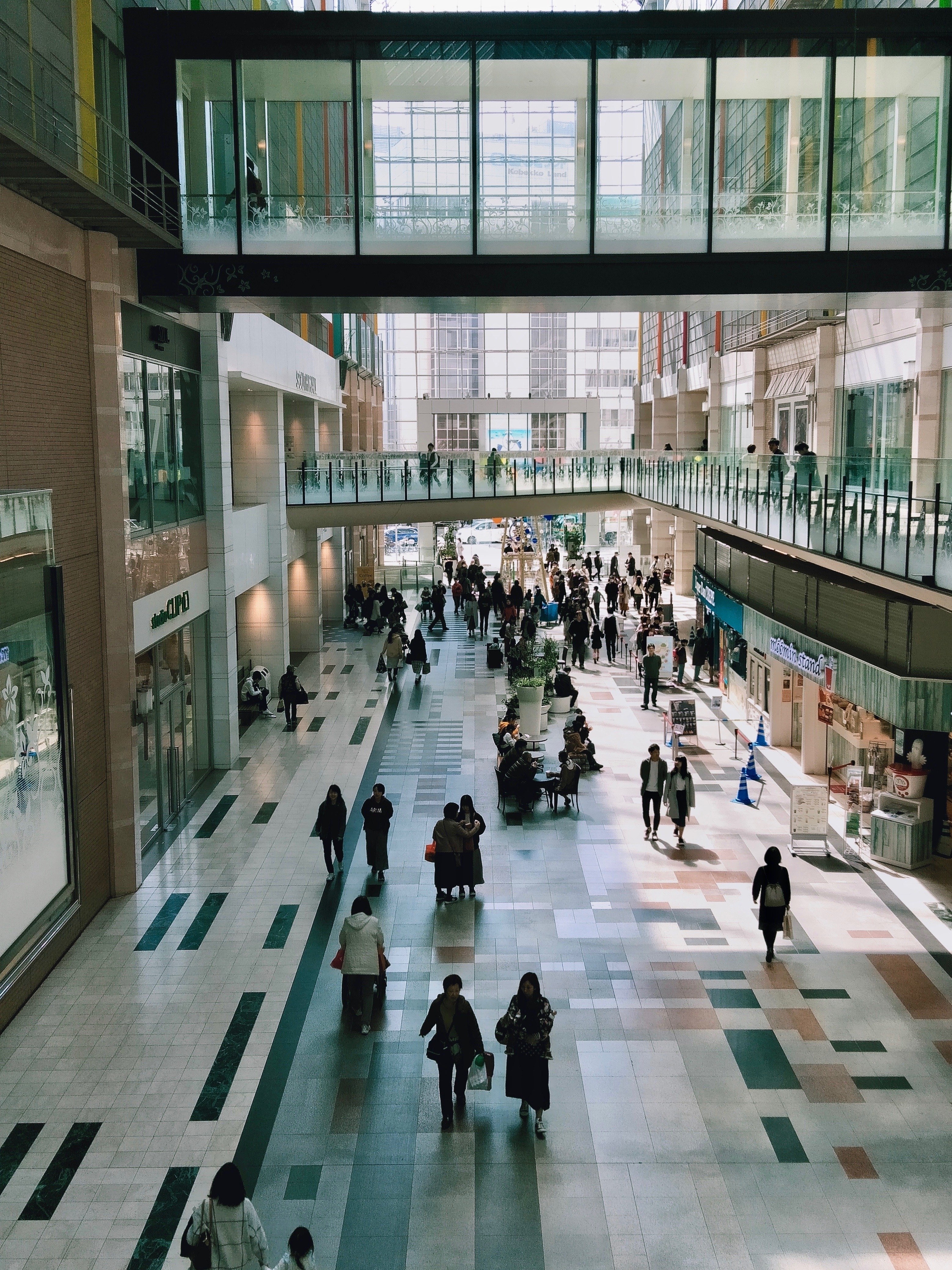 商業施設1階のノースモールとサウスモールの間に通るセンターストリートです。